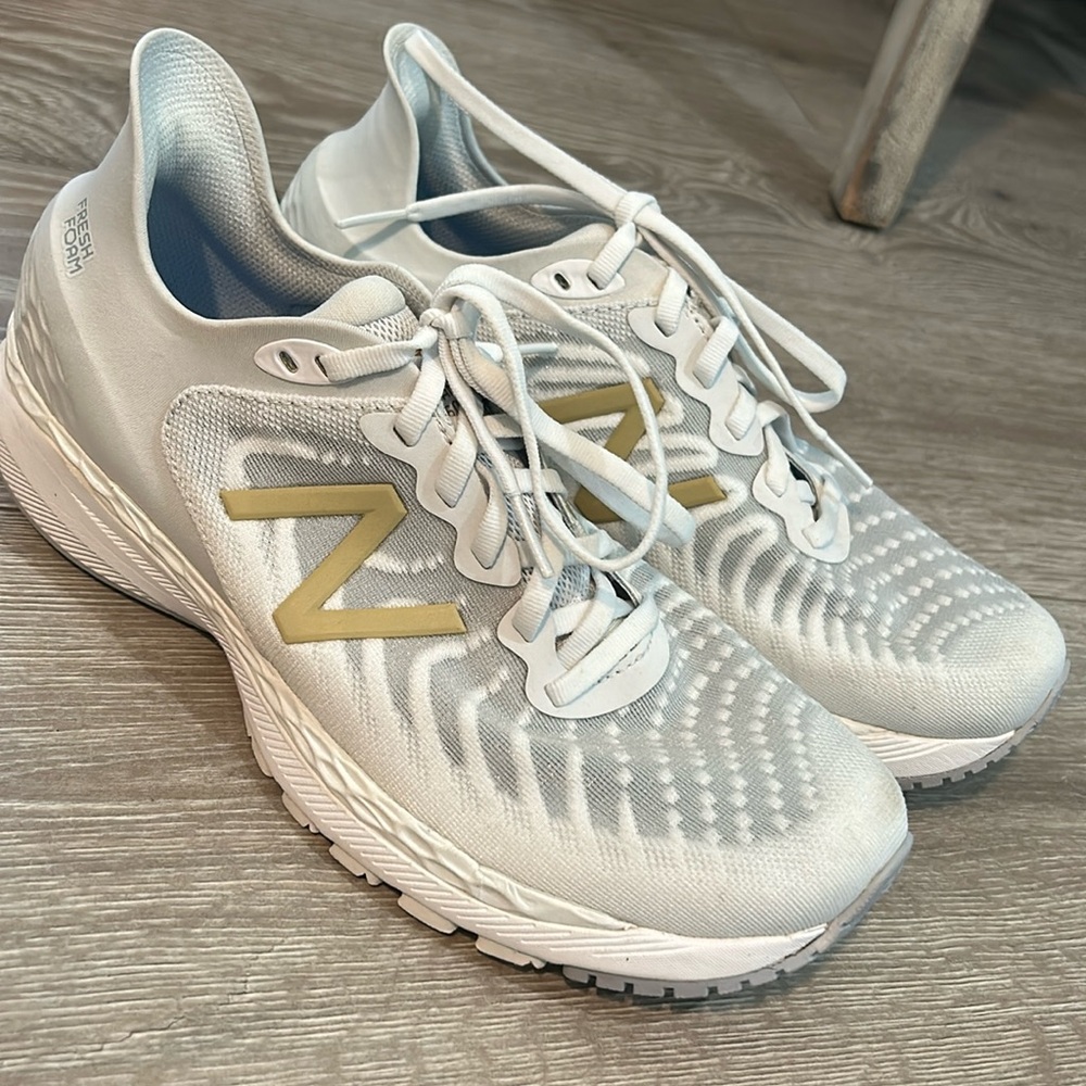 LIKE NEW NEW BALANCE WHITE SNEAKERS